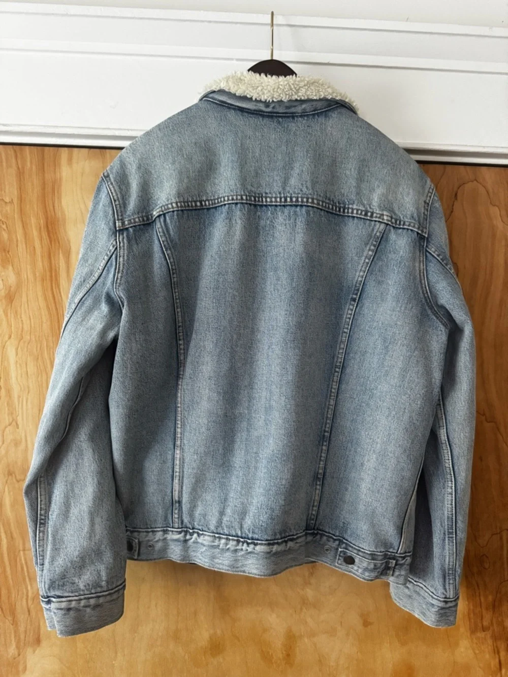 Levi's Light Blue Denim Jacket with Cream Sherpa Lining - Picture 2 of 2